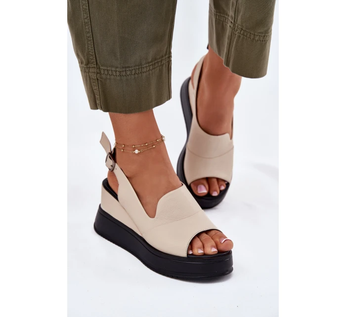 Kožené dámské sandály na klínu model 21697572 béžové - Artiker