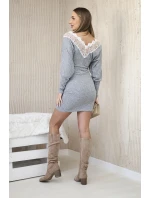 Dámské šaty s 3/4 rukávy a krajkou na zádech šedý