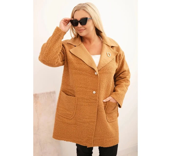 Dámský kabát Plus Size model 21439152 s vlnou a kapsami camelový - K-Fashion Dámský kabát Plus Size model 21439152 s vlnou a kapsami camelový - K-Fashion