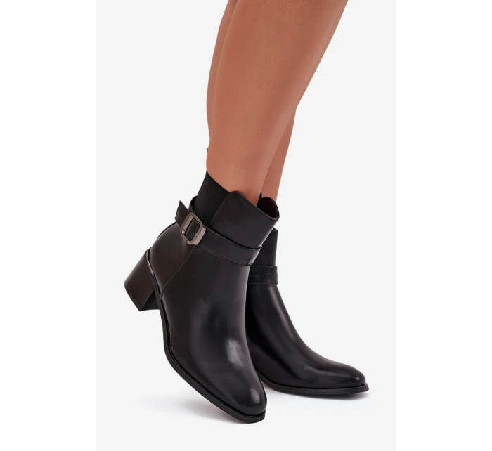 Dámské kotníkové boty Sylira na sloupku s páskem a přezkou – černé Dámské kotníkové boty Sylira na sloupku s páskem a přezkou – černé