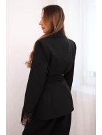 Dámská sako s páskem a krajkovým model 21774837 rukávů černá - K-Fashion Dámská sako s páskem a krajkovým model 21774837 rukávů černá - K-Fashion