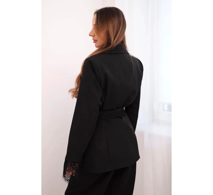 Dámská sako s páskem a krajkovým model 21774837 rukávů černá - K-Fashion Dámská sako s páskem a krajkovým model 21774837 rukávů černá - K-Fashion