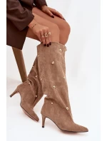 Nazouvací dámské kozačky na podpatku se zlatými ozdobami béžové model 21757806 - Boto