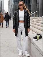 Dlouhá dámská prošívaná bunda s kapucí model 22542735 černá - FashionStreet Dlouhá dámská prošívaná bunda s kapucí model 22542735 černá - FashionStreet