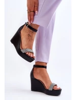 Módní kožené sandály na klínu černé model 21623011 - Boto Módní kožené sandály na klínu černé model 21623011 - Boto