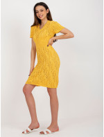 Žluté prolamované pletené šaty ke kolenům