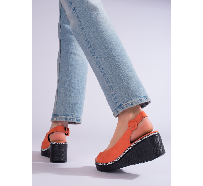 Módní dámské  sandály oranžové na klínku