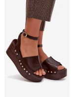 Dámské sandály na platformě se zlatými sponami čokoládové model 21960939 - Boto