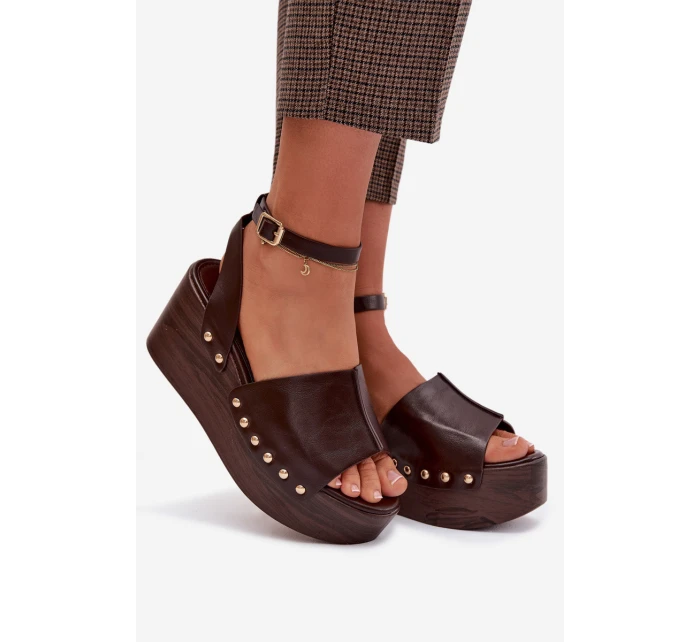Dámské sandály na platformě se zlatými sponami čokoládové model 21960939 - Boto
