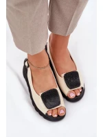 Dámské lakované kožené sandály na klínku s ozdobou - béžové Artiker Dámské lakované kožené sandály na klínku s ozdobou - béžové Artiker