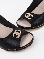 Originální dámské černé sandály na klínku Originální dámské černé sandály na klínku