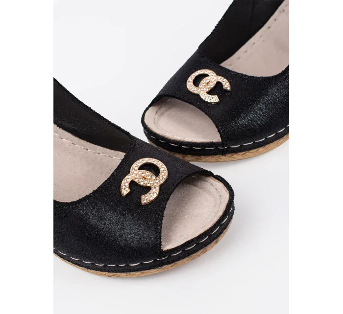 Originální dámské černé sandály na klínku Originální dámské černé sandály na klínku