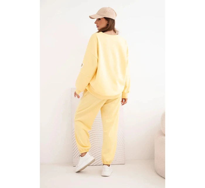 Dámský máslový komplet s volnou mikinou a kalhotami s nápisem LOVE žlutý
