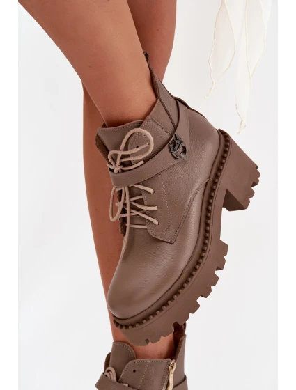 Kožené dámské kotníkové boty na klínu s ozdobným páskem zateplené model 21710528 tmavě béžové - Zazoo