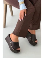 Dámské nazouváky na platformě s nýty čokoládové Mareline Dámské nazouváky na platformě s nýty čokoládové Mareline
