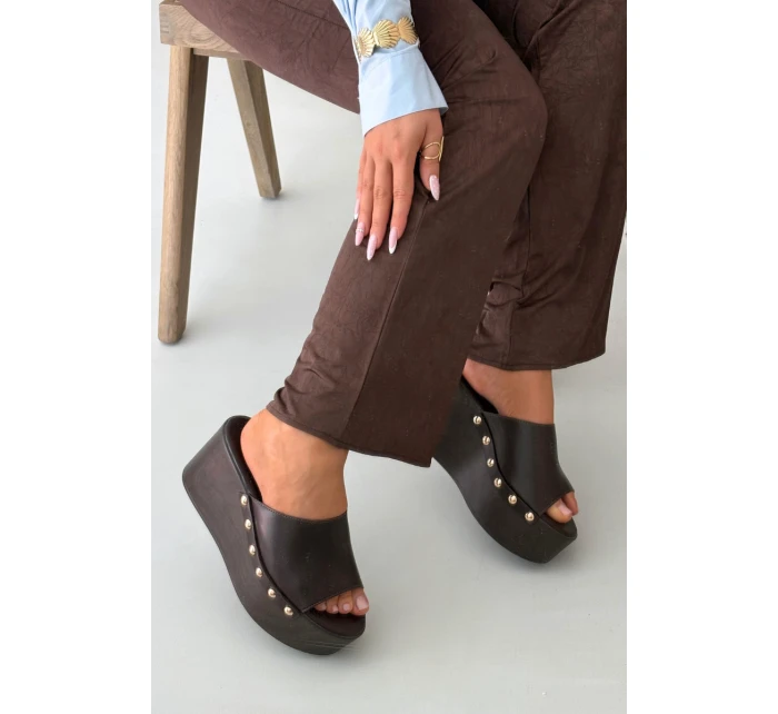 Dámské nazouváky na platformě s nýty čokoládové Mareline Dámské nazouváky na platformě s nýty čokoládové Mareline