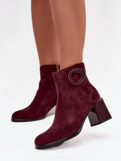 Semišové kotníčkové boty na podpatku s detailem bordó model 21712858 - Artiker