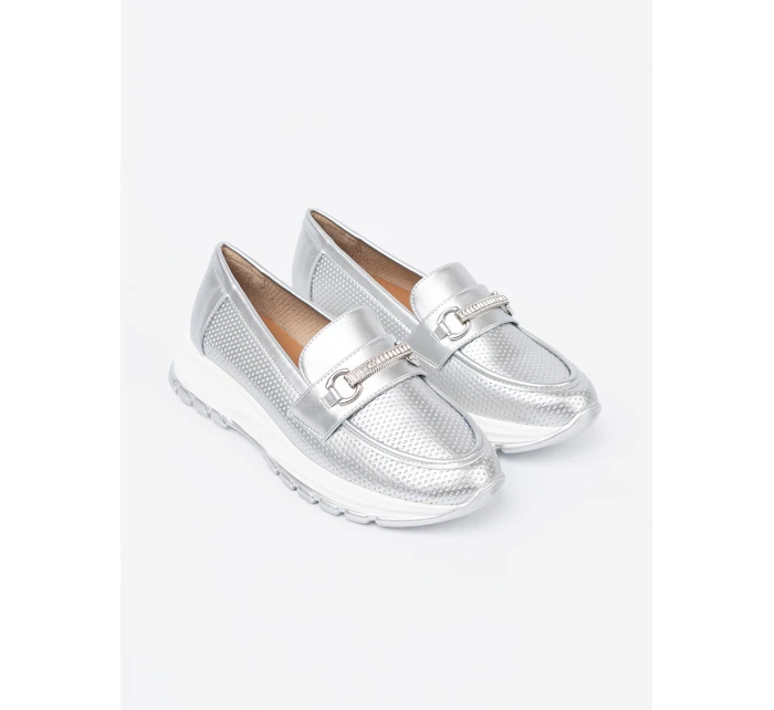 Krásné dámské stříbrné mokasíny platforma Krásné dámské stříbrné mokasíny platforma
