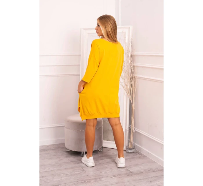 Šaty s potiskem a rozšířeným spodním dílem v hořčicové barvě Šaty s potiskem a rozšířeným spodním dílem v hořčicové barvě