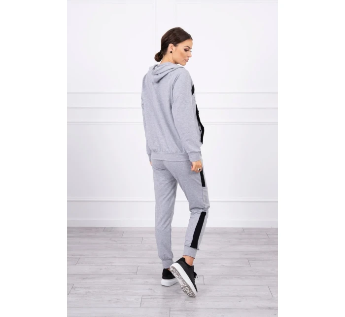 Šedá pruhovaná sportovní souprava Šedá pruhovaná sportovní souprava