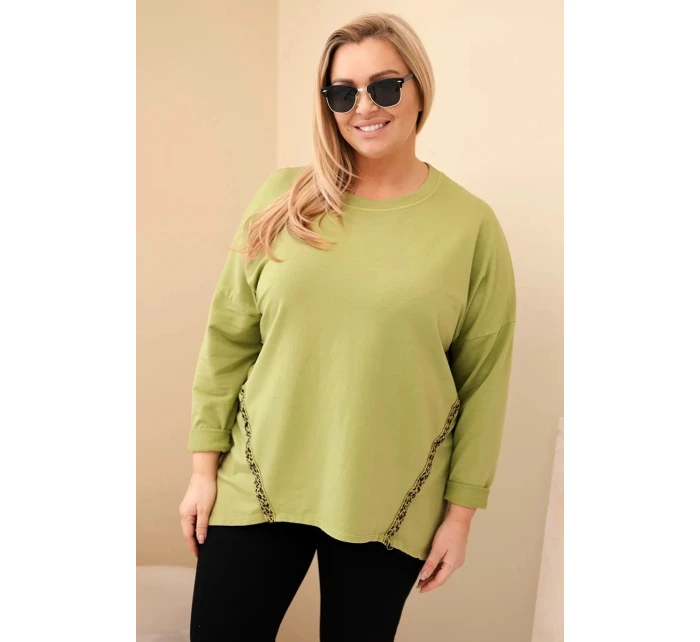 Dámská blůza Plus Size bavlněná s ohrnutým rukávem a model 21837248 v leopardím vzoru olivová - K-Fashion