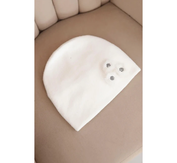 Dámská čepice s ozdobnými chlupatými květy elegantní bílá