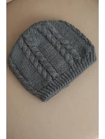 Dámská zimní čepice z vlny s copánkovým vzorem model 21750372 tmavě šedá - K-Fashion Dámská zimní čepice z vlny s copánkovým vzorem model 21750372 tmavě šedá - K-Fashion