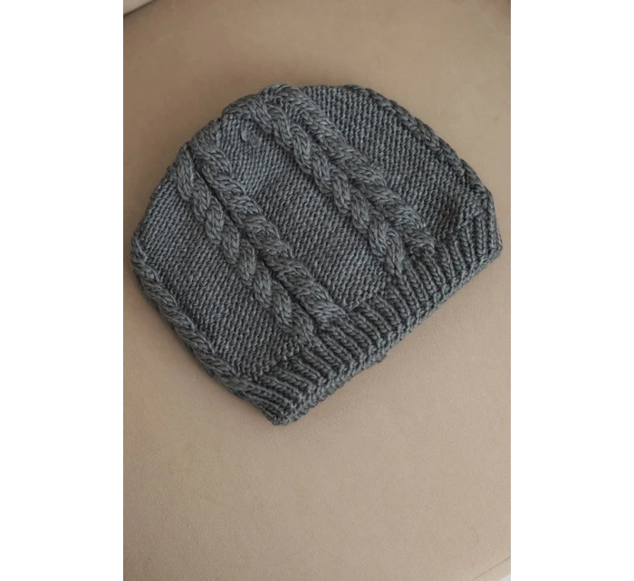 Dámská zimní čepice z vlny s copánkovým vzorem model 21750372 tmavě šedá - K-Fashion Dámská zimní čepice z vlny s copánkovým vzorem model 21750372 tmavě šedá - K-Fashion