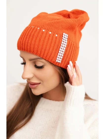 Dámská zimní pletená čepice s krystaly model 21750384 oranžová - K-Fashion Dámská zimní pletená čepice s krystaly model 21750384 oranžová - K-Fashion