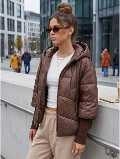 Krótka kurtka damska pikowana z kapturem brązowa model 22341011 - FashionStreet