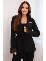 Dámská sako s páskem a krajkovým model 21774837 rukávů černá - K-Fashion Dámská sako s páskem a krajkovým model 21774837 rukávů černá - K-Fashion