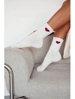 Ecru dámské beztlakové ponožky bordové srdce