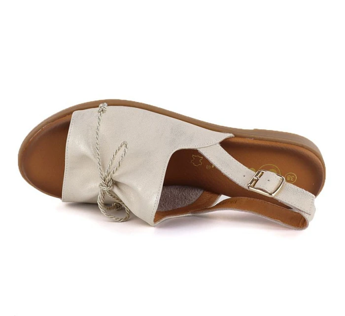 Dámské kožené sandály se zlatou mašlí model 22116324 - Cambell