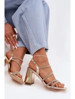 Dámské sandály na podpatku s pásky a kamínky Zlaté model 22027983 - Boto Dámské sandály na podpatku s pásky a kamínky Zlaté model 22027983 - Boto