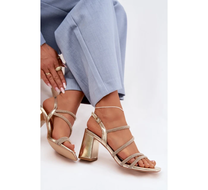 Dámské sandály na podpatku s pásky a kamínky Zlaté model 22027983 - Boto Dámské sandály na podpatku s pásky a kamínky Zlaté model 22027983 - Boto