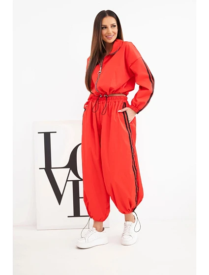 Dámská bavlněná souprava s oversized kalhotami a model 22294720 pásy červená - K-Fashion Dámská bavlněná souprava s oversized kalhotami a model 22294720 pásy červená - K-Fashion