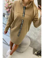 Velbloudí šaty s kravatou