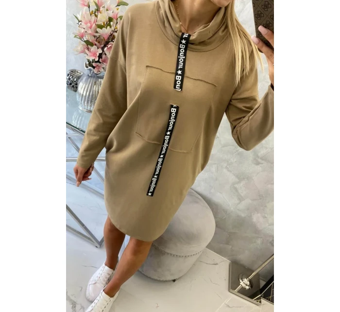 Velbloudí šaty s kravatou