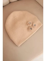 Dámská čepice s ozdobnými model 21470139 květy elegantní camelová - K-Fashion