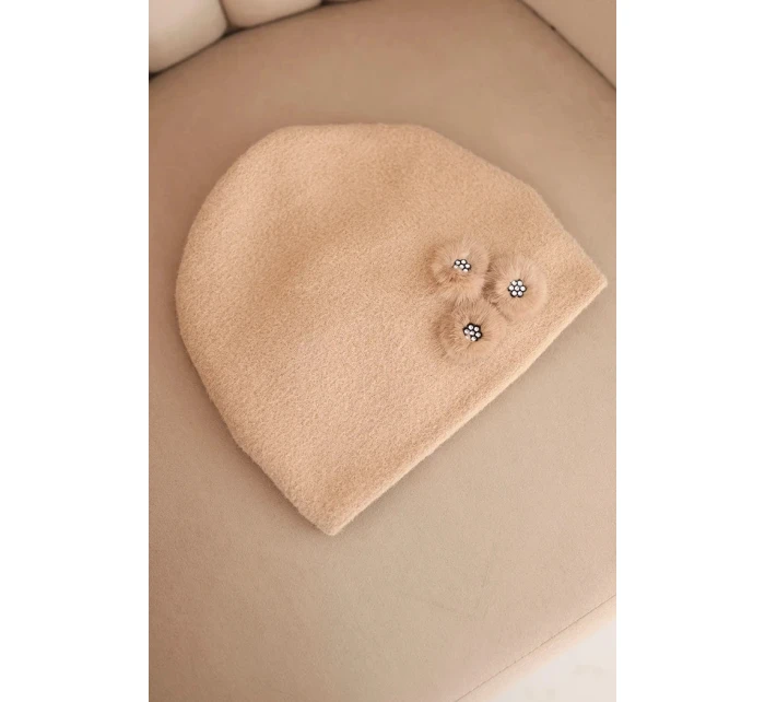 Dámská čepice s ozdobnými model 21470139 květy elegantní camelová - K-Fashion