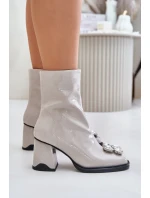 Lakované Dámské Kotníkové Boty Na Podpatku S Ozdobou D&A Světle šedé Lakované Dámské Kotníkové Boty Na Podpatku S Ozdobou D&A Světle šedé
