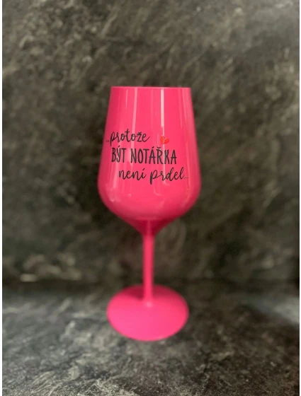 ...PROTOŽE BÝT NOTÁŘKA NENÍ PRDEL... - růžová nerozbitná sklenice na víno 470 ml