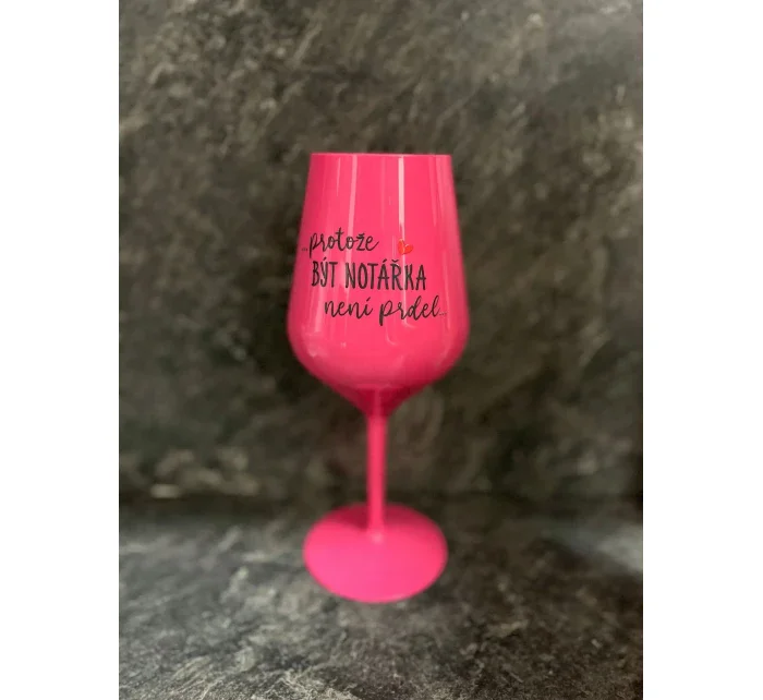 ...PROTOŽE BÝT NOTÁŘKA NENÍ PRDEL... - růžová nerozbitná sklenice na víno 470 ml