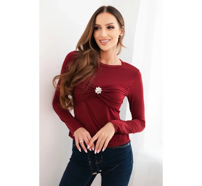 Dámská blůza z viskózy model 21468696 s řasením a broží bordó - K-Fashion
