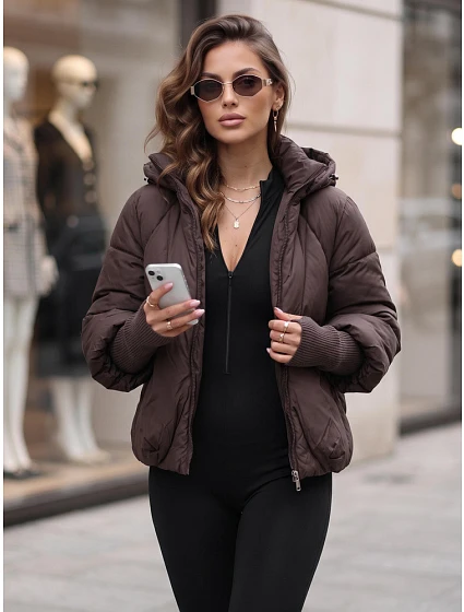Kurtka damska zimowa pikowana z kapturem brązowa model 22361803 - FashionStreet Kurtka damska zimowa pikowana z kapturem brązowa model 22361803 - FashionStreet