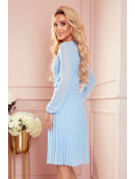 ISABELLE Světle modré dámské plisované šaty s výstřihem a dlouhými rukávy model 17534978 - numoco