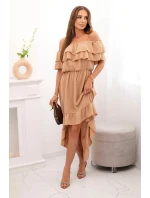 Dámské šaty s odhalenými rameny a prodlouženými zády velbloud