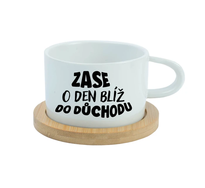 ZASE O DEN BLÍŽ DO DŮCHODU - bílý hrníček makronka 200 ml ZASE O DEN BLÍŽ DO DŮCHODU - bílý hrníček makronka 200 ml