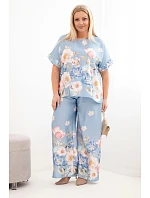 Dámský komplet Plus Size s halenkou a kalhotami s květinovým vzorem a širokými nohavicemi modrý