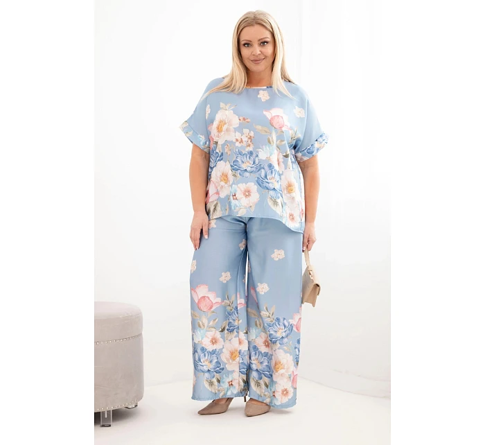 Dámský komplet Plus Size s halenkou a kalhotami s květinovým vzorem a širokými nohavicemi modrý